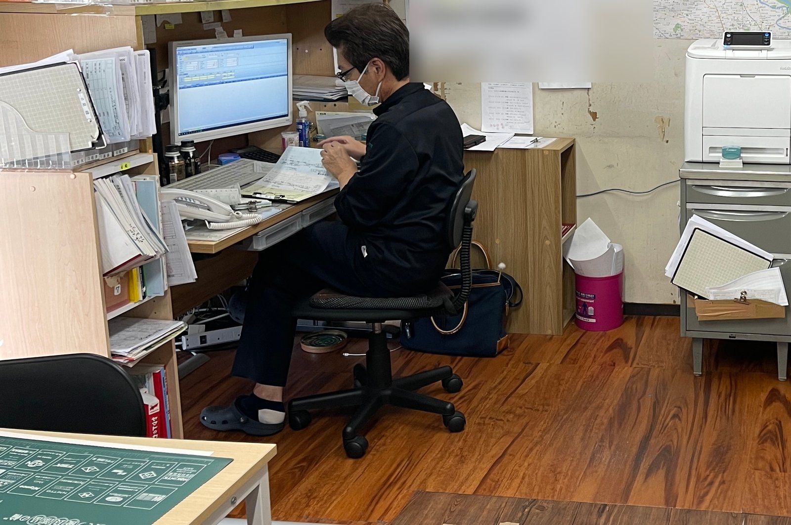 部品検索システムで適合部品を調べるカーパーツ小泉のスタッフ